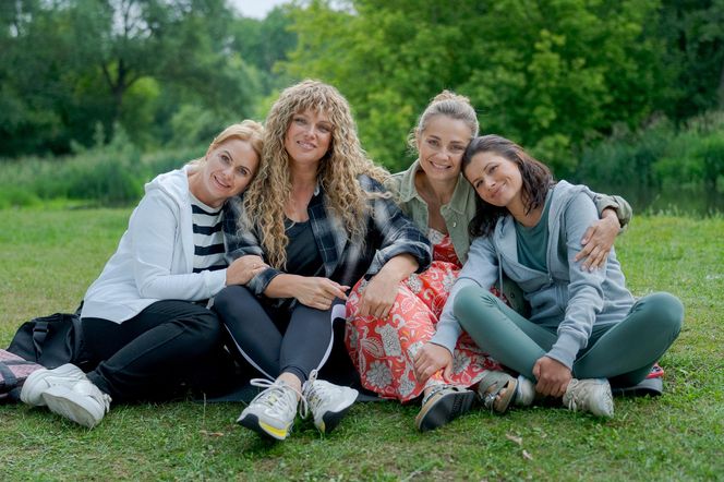 Przyjaciółki 25 sezon. Anka (Magdalena Stużyńska-Brauer), Inga (Małgorzata Socha), Patrycja (Joanna Liszowska), Dorotka (Agnieszka Sienkiewicz-Gauer)