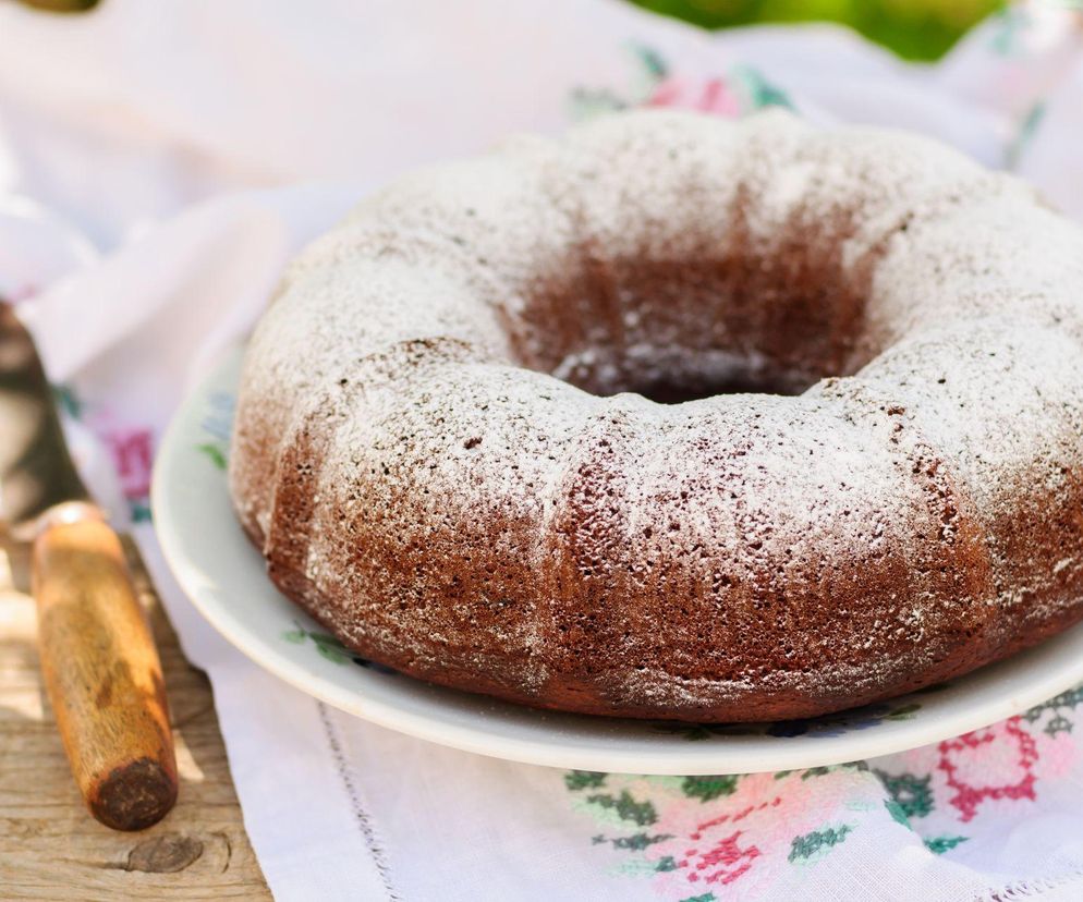 Miękka, słodka i obłędna! Babka kajmakowa, którą przygotuje każdy – i każdy pokocha