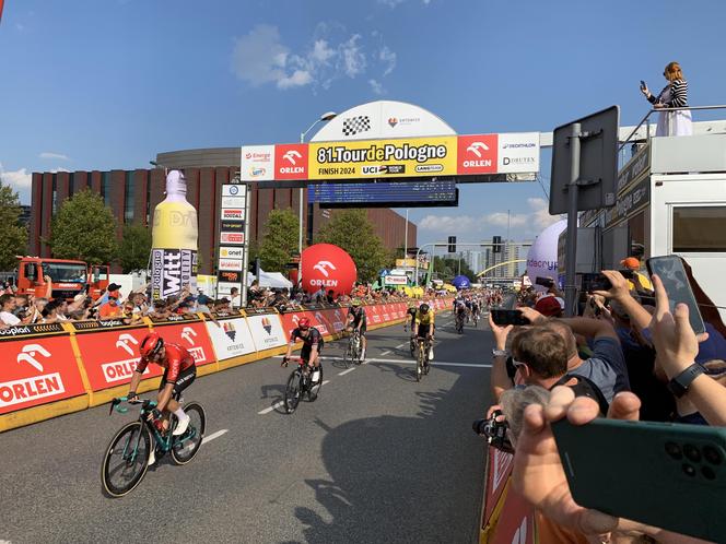 Tour de Pologne 2024 w Katowicach. Tysiące kibiców witało kolarzy na mecie pod Spodkiem