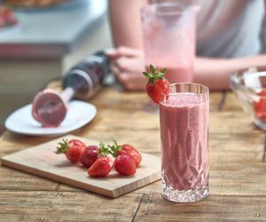 Truskawkowy shake na dwa sposoby – ekspresowy koktajl, który smakuje jak lato!