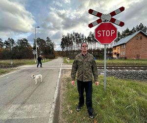 Rodzina zginęła na torach. Świadek mówi o wielkim huku. Pociąg pchał wrak auta