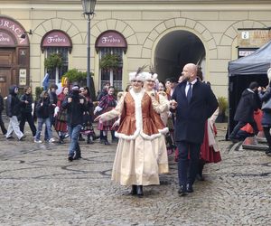 Polonez dla Fredry 2025 we Wrocławiu. Maturzyści zatańczyli na Rynku [ZDJĘCIA]