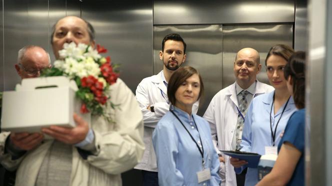 M jak miłość, odc. 1525: Olewicz (Tomasz Dedek), lekarz (Mateusz Mosiewicz), lekarz (Kamil Pruban), pielęgniarka (Zuzanna Kochanek