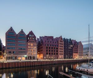 Życie w Architekturze 2025. Zabudowa wielofunkcyjna: usługowa/ mieszkaniowa/ biurowa/ hotelowa z garażem podziemnym, infrastrukturą towarzyszącą i zagospodarowaniem terenu na Północnym Cyplu Wyspy Spichrzów. Maciej Mąka, oraz Radosław Sojka