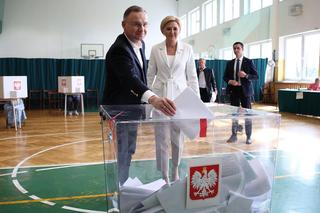 Andrzej Duda i Agata Duda zagłosowali. Pierwsza dama zadała szyku. Pojawiła się cała na biało! [ZDJĘCIA]