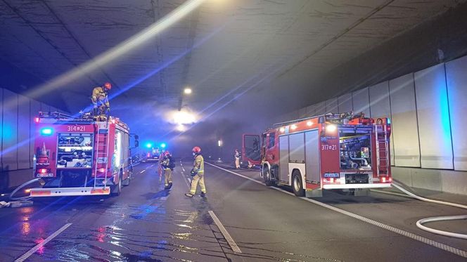 Pożar w tunelu POW w Warszawie. Płonąca ciężarówka sparaliżowała ruch na kilka godzin