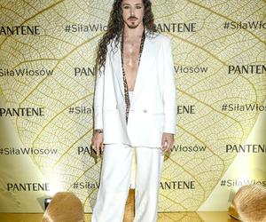 Michał Szpak z gołą klatą