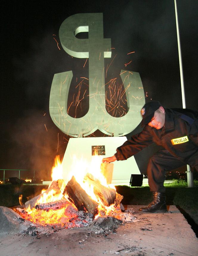 Walka o ogień na Kopcu Powstania. Czy iluminacja zastąpi ogień przez 63 dni obchodów