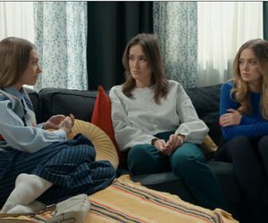 Barwy szczęścia, odcinek 3149. Ewa Poraj (Nicole Bogdanowicz), Madzia (Natalia Sierzputowska), Oliwka (Wiktoria Gąsiewska) 