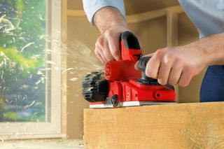 Strug elektryczny do drewna: jaki wybrać? Elektryczne heblowanie