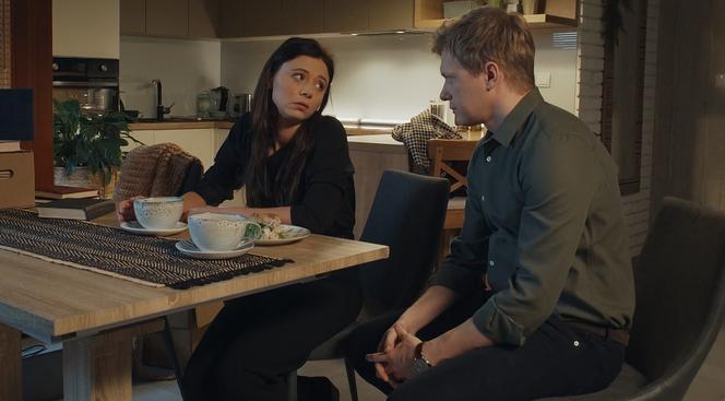 	M jak miłość, odc. 1725: Iza (Adriana Kalska), Radek (Philippe Tłokiński) 