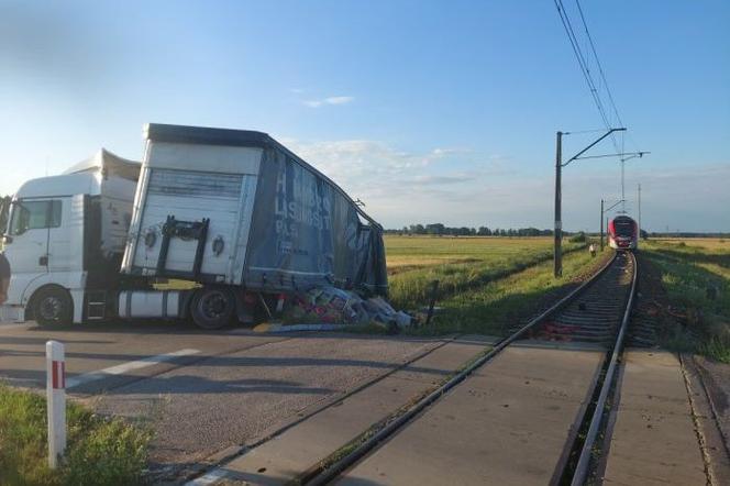 Wypadek koło Łowicza. Pociąg zderzył się z ciężarówką.
