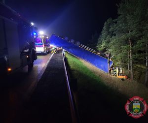 Groźny wypadek w powiecie zawierciańskim. Samochód ciężarowy dachował w rowie. Dwie osoby uwięzione