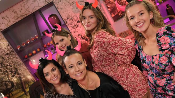 M jak miłość odc. 1632. Franka (Dominika Kachlik), Ala (Alicja Ostolska), Kinga (Katarzyna Cichopek), Magda (Anna Mucha), Anita (Melania Grzesiewicz)