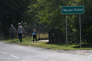 Zniszczony przez drona dach budynku mieszkalnego w miejscowości Wyryki