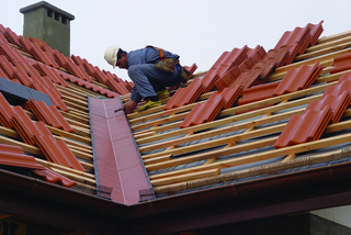 Zasady montażu kosza dachowego, przykłady błędów dekarskich
