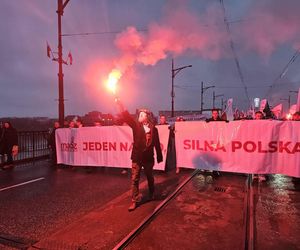 Marsz Niepodległości przechodzi przez most Poniatowskiego