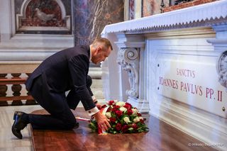 Nawroccy przy grobie papieża Polaka