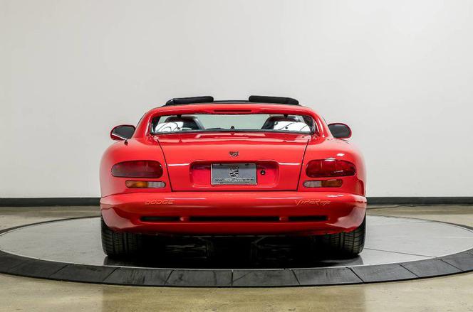 Dodge Viper z przebiegiem 34 mil