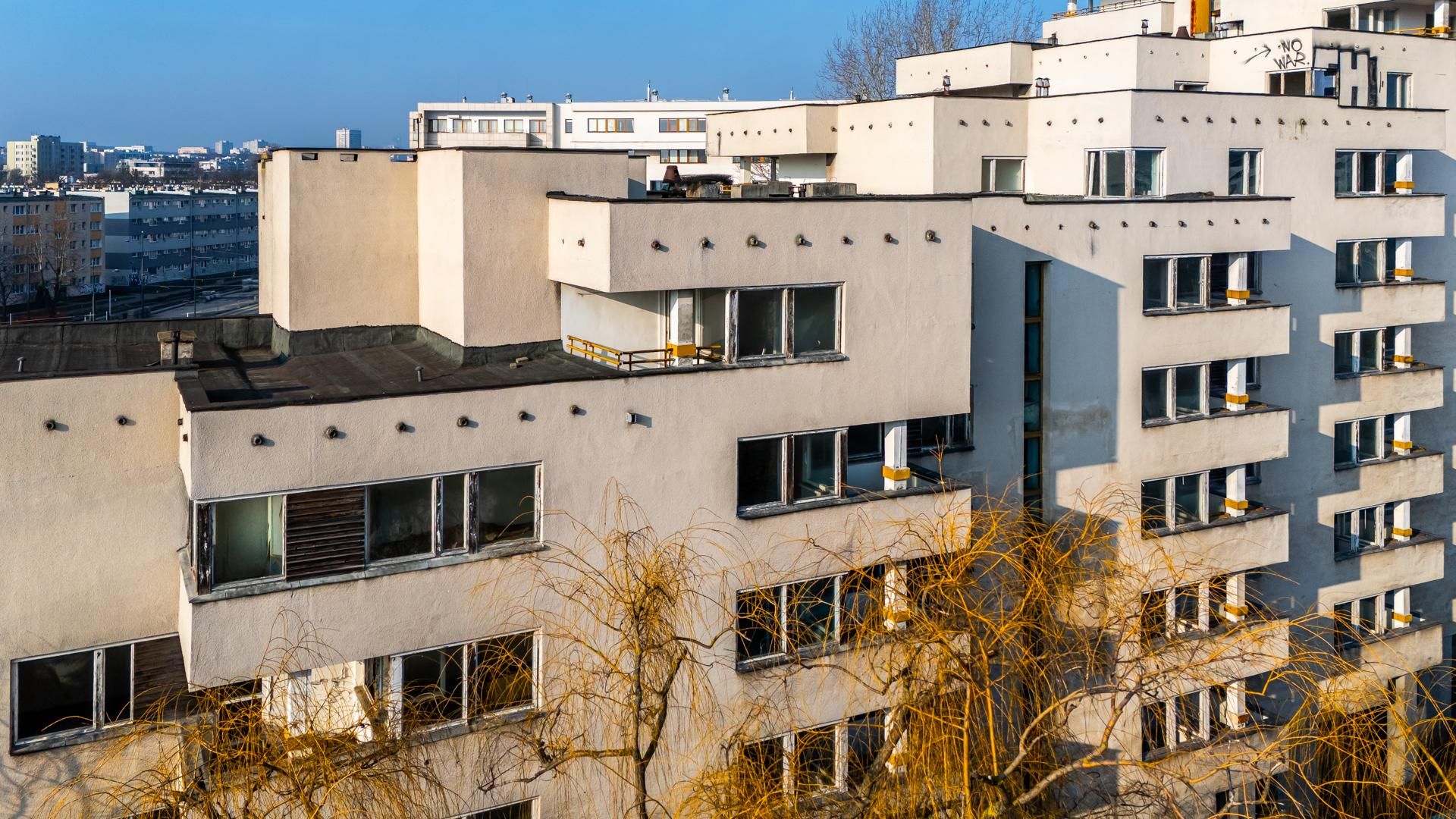 Szpiegowo z lotu ptaka. Blok na Sobieskiego 100 w Warszawie