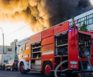 Ogromny pożar pod Poznaniem! Spłonęła hala magazynowa w Kobylnicy. W punkcie kulminacyjnym 25 zastępów