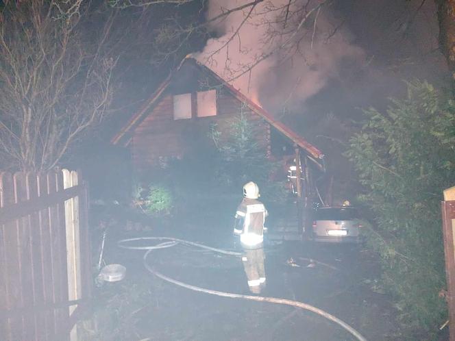Drewniany dom płonął jak pochodnia! W pożarze zginęły dwie osoby [ZDJĘCIA]