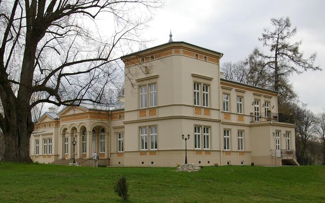 To jeden z najpiękniejszych pałaców w Małopolsce. Można go podziwiać nieopodal Krakowa