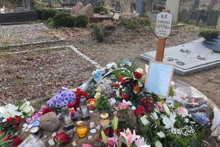 Córkę Lityńskiego pochowali na żydowskim cmentarzu. Grób w kwiatach i kamykach [ZDJĘCIA]