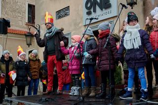 Setki Mikołajów w centrum miasta. Orszak św. Mikołaja w Lublinie