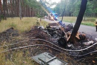 Zachodniopomorskie: Amerykański hummer roztrzaskał się na drzewie. Niewiele z niego zostało