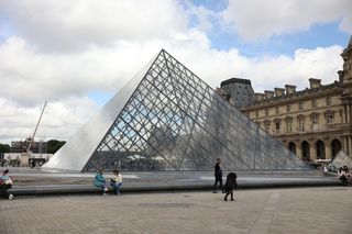 Czarny scenariusz dla Luwru. Skradzione skarby mogą zostać przetopione! Szef domu aukcyjnego ujawnia prawdę 