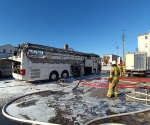  Konstantynów Łódzki. Pożar dwóch autokarów doprowadził do kłębów dymu nad miastem [ZDJĘCIA]