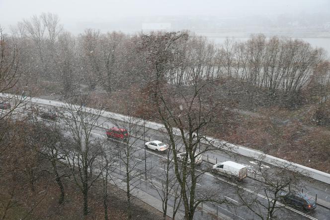  Kilkadziesiąt dróg nieprzejezdnych z powodu śnieżyc. Kierowcy ZAŁAMANI!