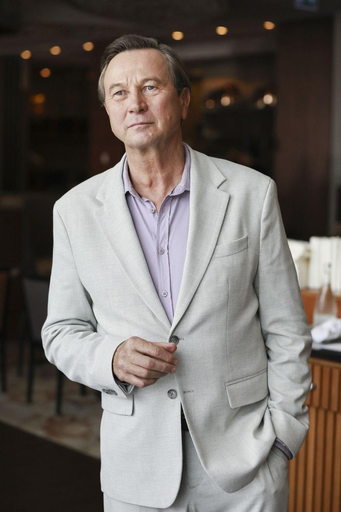 Piotr Cyrwus przez lata próbował pozbyć się „Ryśka z Klanu”, a teraz znów go szufladkują