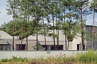 Dom o nietypowej wieloczłonowej bryle