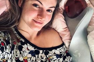 Martyna Grajber w łóżku z pucharem