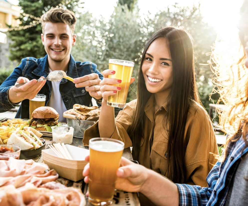 Czy piwo bezalkoholowe rzeczywiście jest bezpieczne? 62 proc. Polaków ma poważne wątpliwości i nie ufa producentom