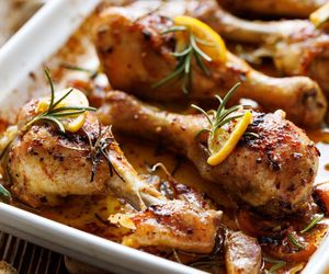 Tym masłem nacieram kawałki kurczaka. Mięso jest pyszne i soczyste, a skórka przyjemnie chrupie 