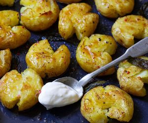 Bez tarcia i smażenia - wykwitny placek ziemniaczany z kwaśną śmietaną i łososiem