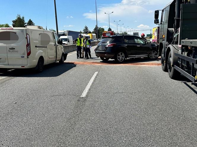 Wypadek na S8 w Warszawie. Rozbita wojskowa ciężarówka i dwa auta, są ranni