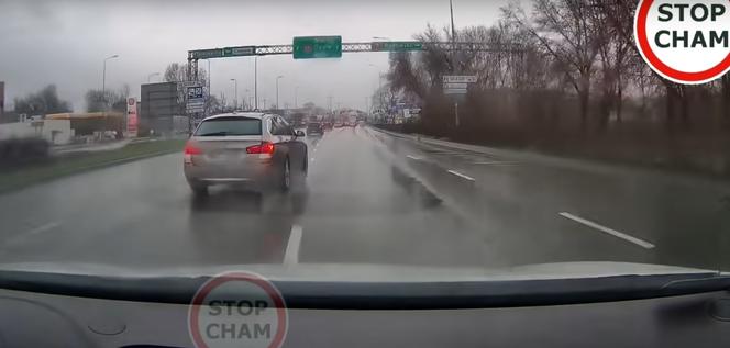 Drogowy rozrabiaka w BMW najpierw zajeżdża drogę, a potem blokuje. Jak jeździsz frajerze [WIDEO]