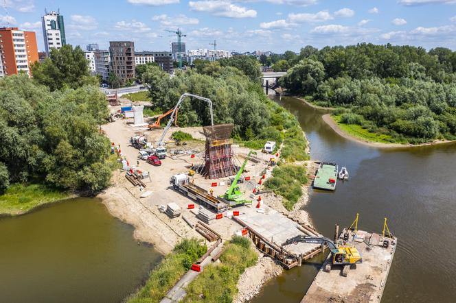 Warszawa: trwa budowa mostu pieszo-rowerowego przez Wisłę