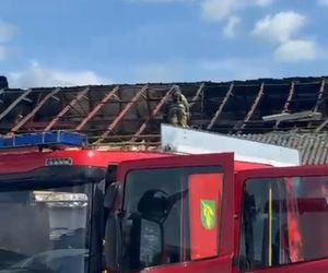 Rodzina z dwultenim synkiem straciła wszystko. Pożar wybuchł podczas remontu dachu