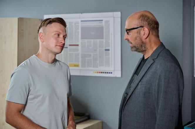Na Wspólnej, odc. 3705: Igor (Jakub Wesołowski), naczelny Artur (Janusz Chabior)