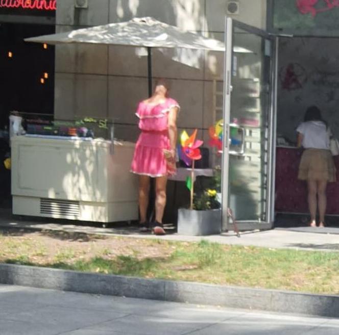 Cztery kilogramy lodów skradzione z lodziarni! Złodziejem facet w różowej sukience!