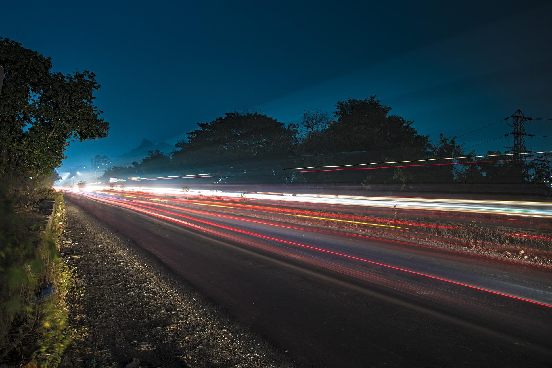 Легкий свет. Light Trails. Световые полосы на дороге день. Car Light Trails. Тропки света от автомобилей.