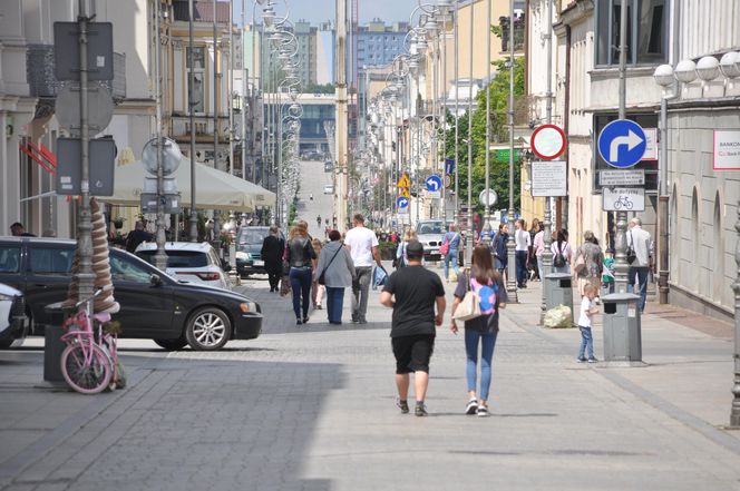 Ulica Sienkiewicza (w oddali dworzec PKP i osiedle Czarnów)