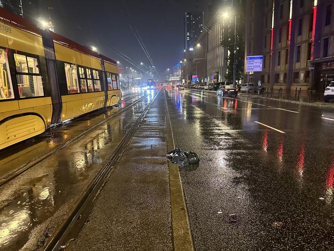 Tragiczny wypadek w al. Jerozolimskich. Pieszy wpadł pod rozpędzony tramwaj. Zginął na miejscu