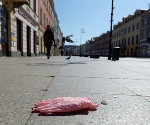 Zużyta rękawica ochronna na chodniku w Warszawie - 25.03.2020