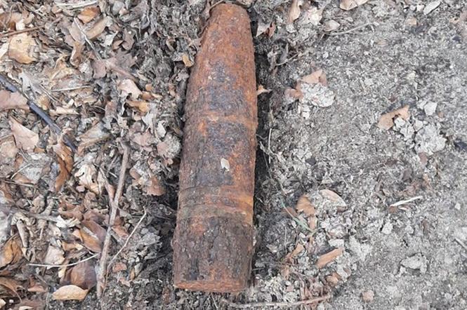 Seniorzy ozdobili ogródek pociskiem z II wojny światowej. Ścigała ich policja